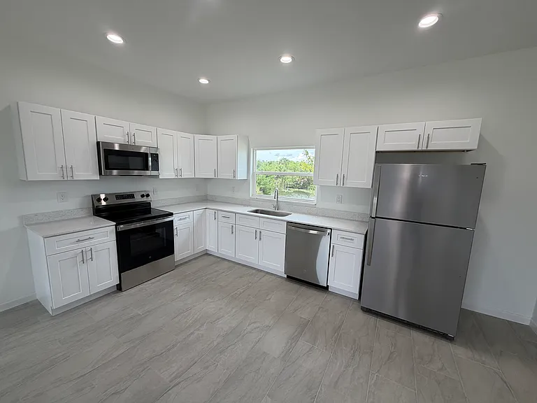 1409 NE 23rd St — Photo 5