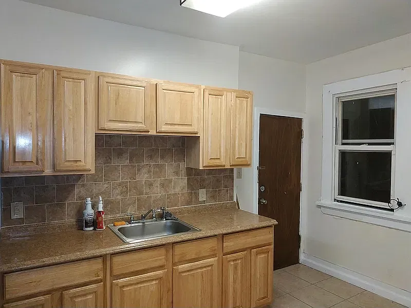 3 bed, 1000 sqft, $2,149 — Photo 2