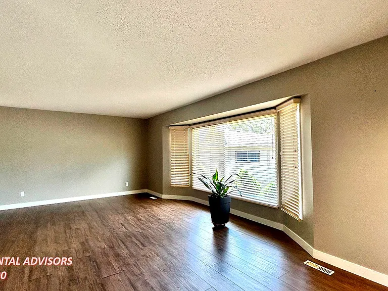 10819 43rd Ave NW #UPPER — Photo 8