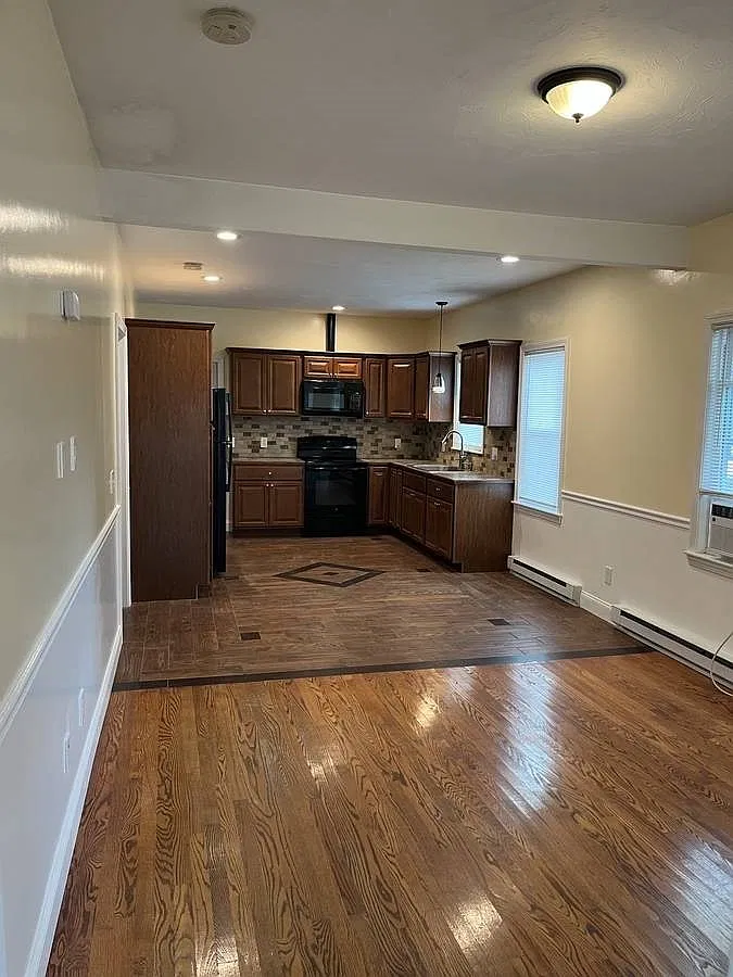 3 bed, 1.0 bath, 1200 sqft, $1,850 — Photo 2