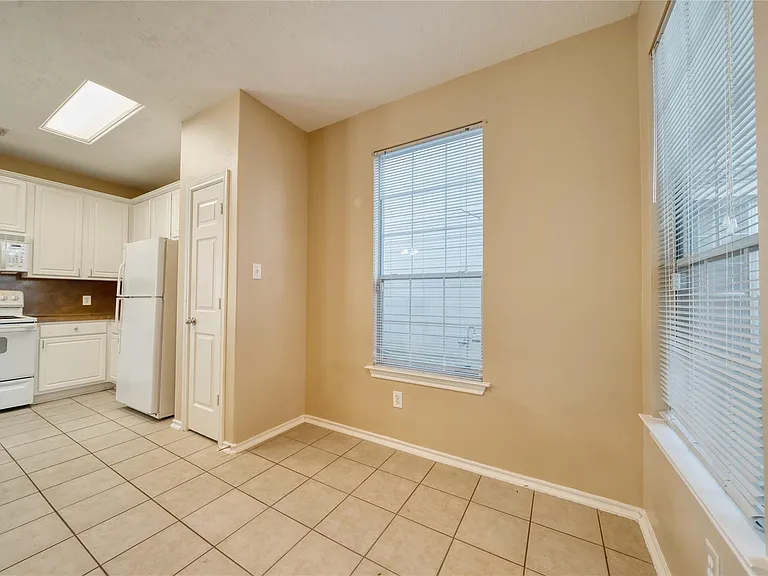 2831 Hackamore Hollow Ln — Photo 9