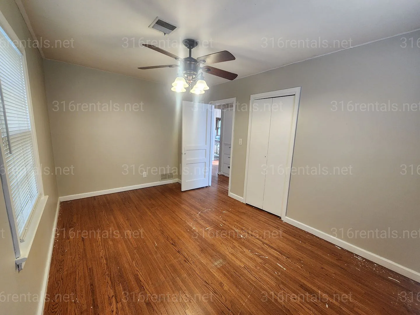$1,095 - 3 bedroom / 1 bathroom - Single Family Home — Photo 4