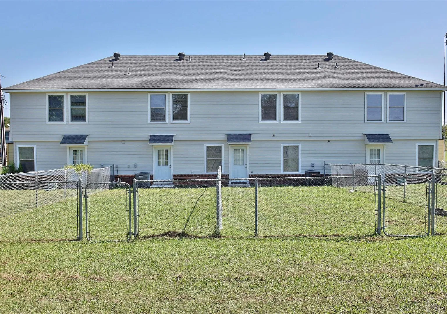 Spacious & Stylish 4-Bedroom Duplex 1/2 off 1st Month — Photo 3