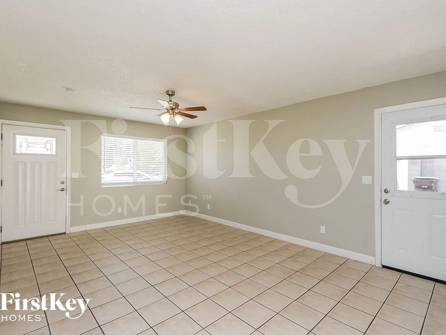 3 bed, 2.0 bath, 1052 sqft, $2,490 — Photo 2