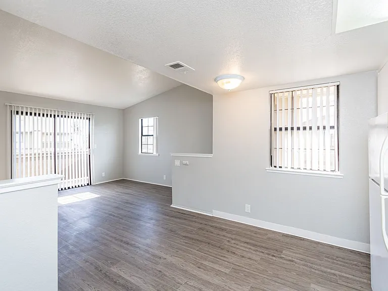 River Oaks Apartments — Photo 11