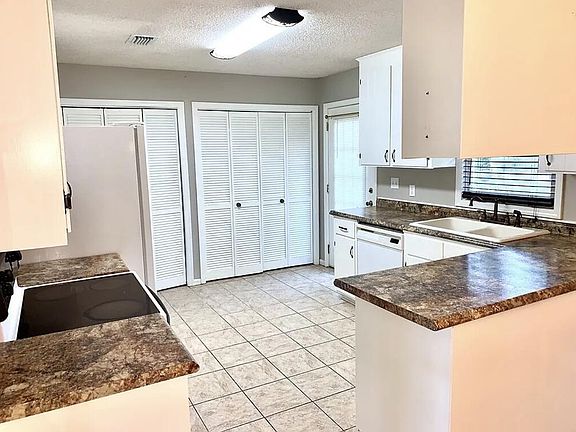 4th image of 1003 Douglas Dr