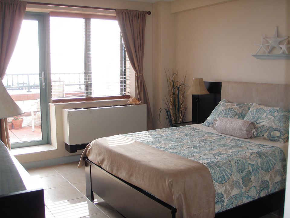 MASTER BEDROOM WITH SPECTACULAR TERRACE VIEWS OF THE OCEAN AND BAY.
