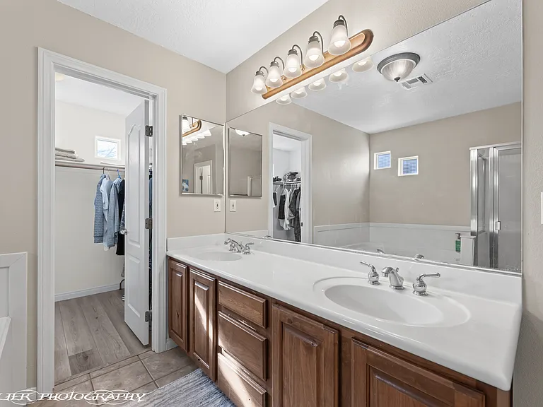 241 Palmer Ln — Photo 3