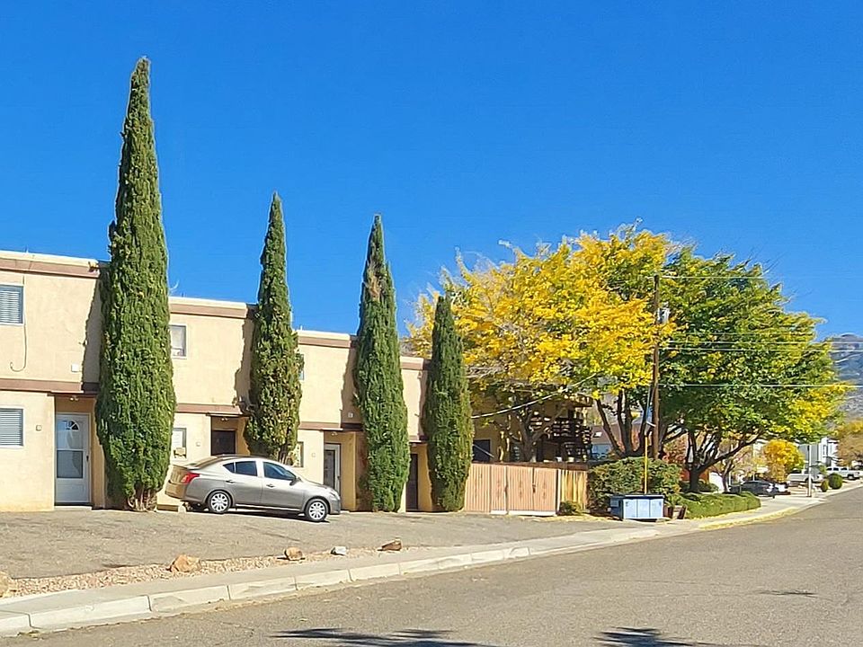 Front door parking. Lovely, quiet residential neighborhood.