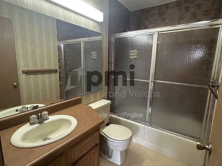 955 4th St #5 — Photo 10