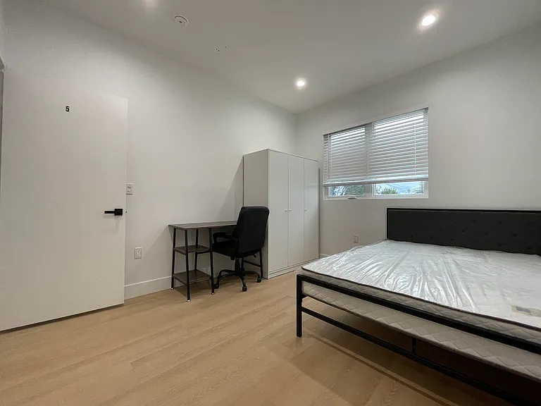 1340 W 37th St #1342-1/4 — Photo 13