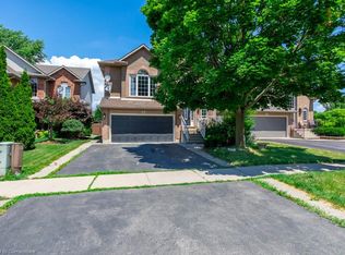 4 Cabriolet Cres, Hamilton, ON L9K1K6