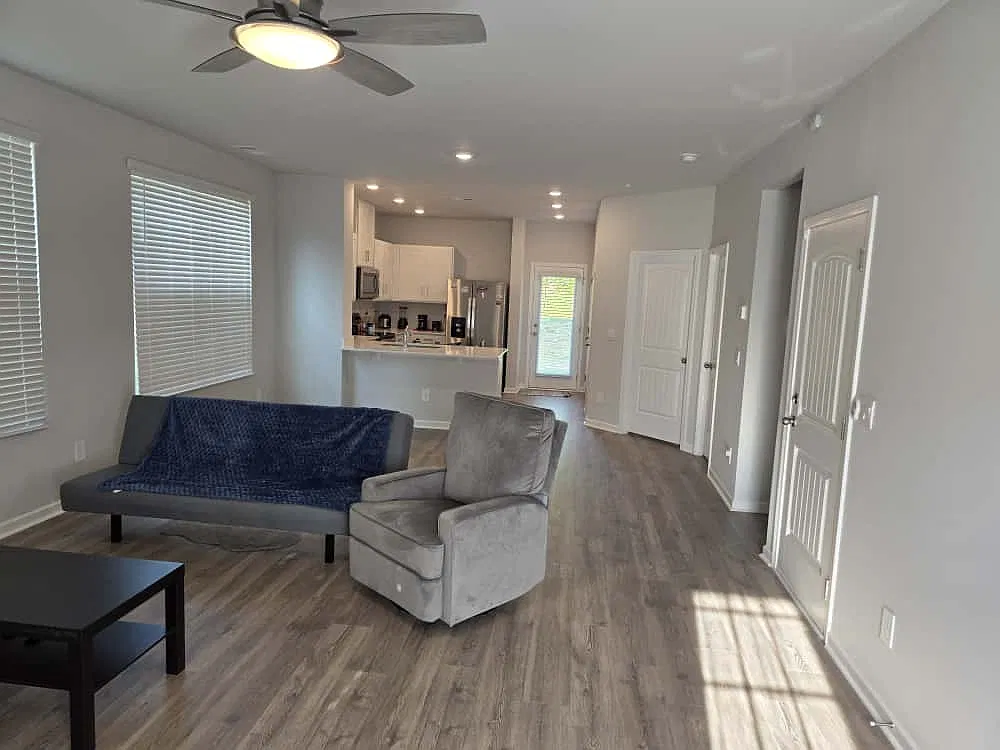 4 bed, 1929 sqft, $2,400 — Photo 4