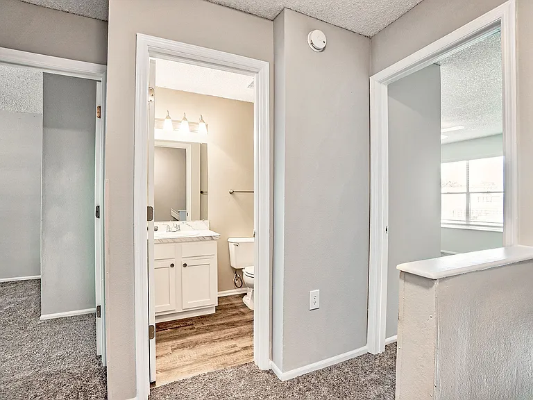 Hillwood Pointe Apartments — Photo 7