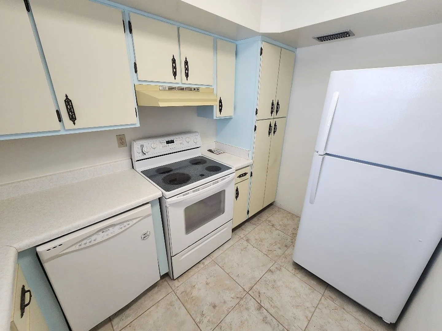 Charming 2 Bedroom 1.5 Bath Condo — Photo 2