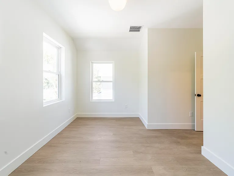 962 Alexander St — Photo 25