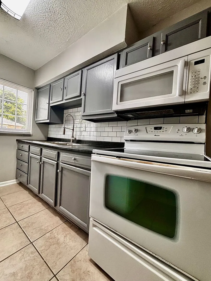 523 Hadley Avenue — Photo 4