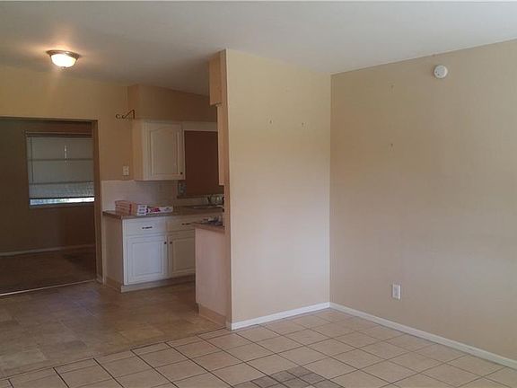 4th image of 5560 Bay St NE