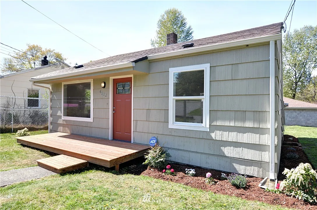 4522 E E Street photo 1
