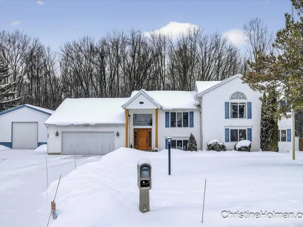7099 Silver Lake Dr NE, Rockford, MI 49341