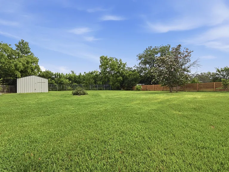330 Howard Ln — Photo 31
