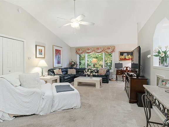 3rd image of 30 Barrington Cir