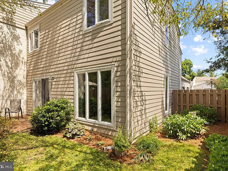 130 Westbury Ct — Photo 12