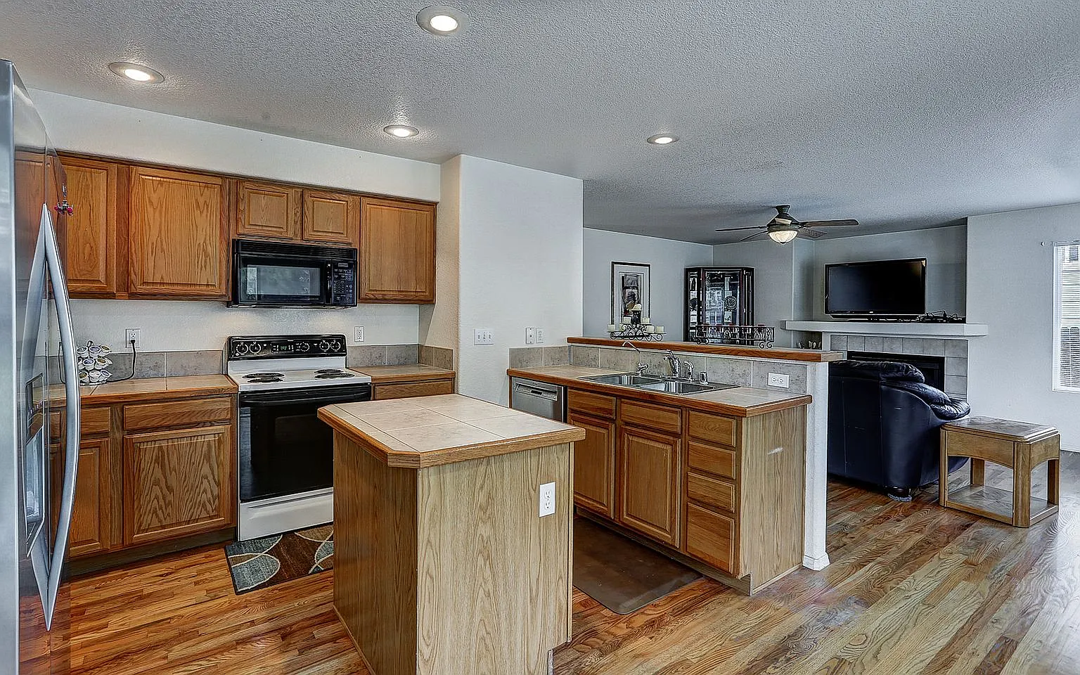 5 bed, 3373 sqft, $3,450 — Photo 3