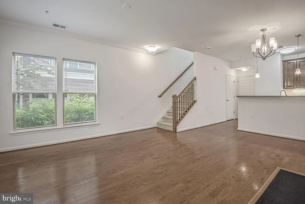 3 bed, 2.5 bath, 1707 sqft, $3,300 — Photo 3