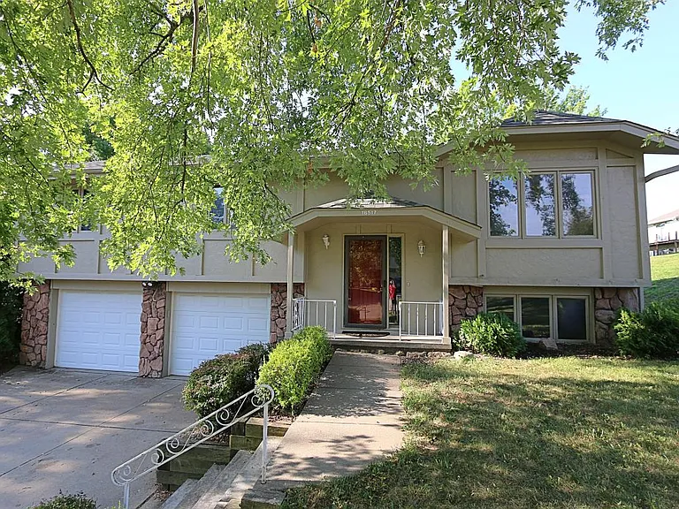Private, Wooded, Secluded on Top of Dead End Street (Better