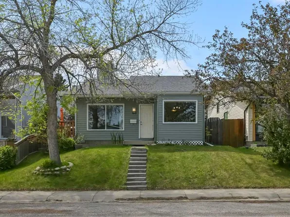 160 E Strathcona Close SW, Calgary, AB T3H 1L3