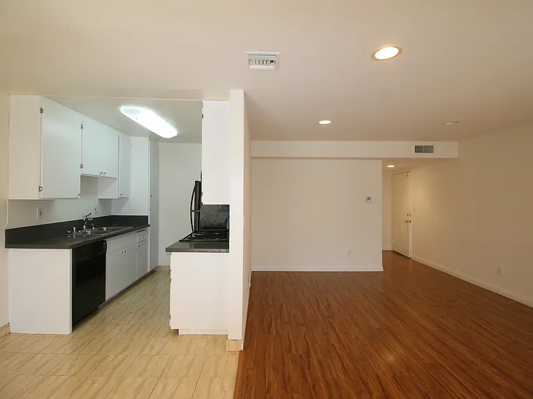 Nordhoff Apartments — Photo 13