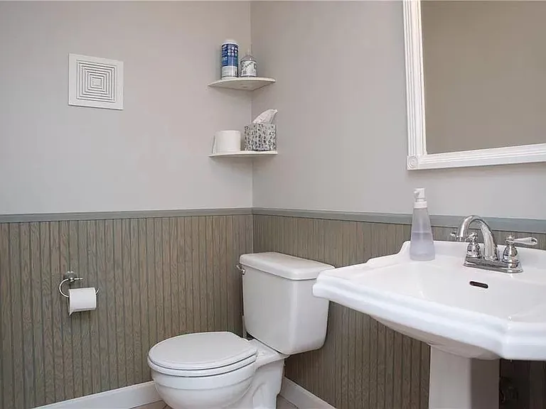 485 W Walnut St — Photo 4
