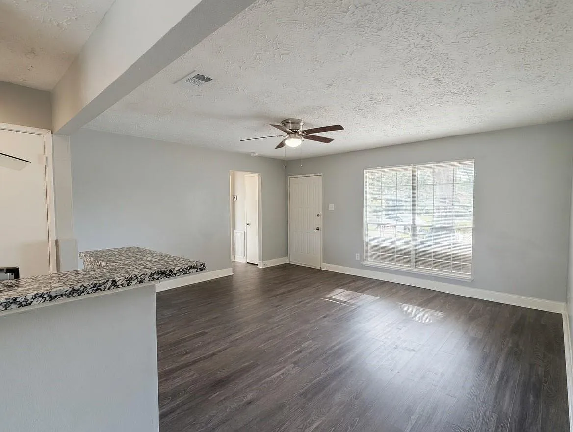 3 bed, 1.5 bath, 1222 sqft, $1,550 — Photo 3