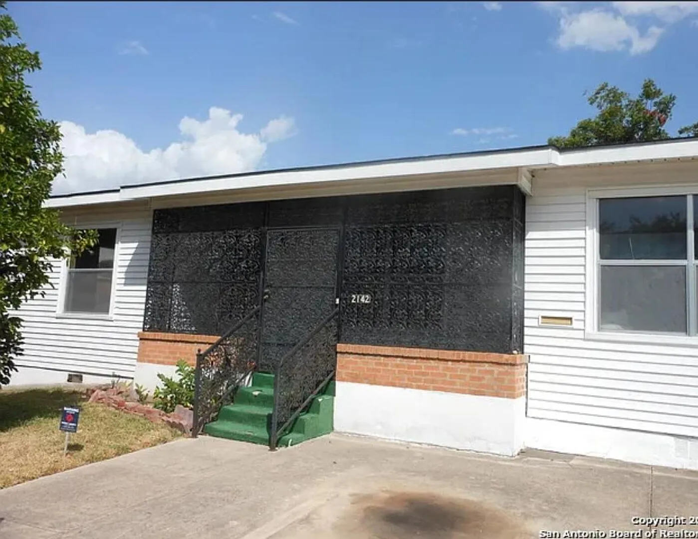 Private quaint 2/1 with gated patio — Photo 1