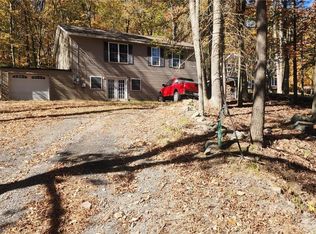 1093 Maple Lake Dr, Bushkill, PA 18324