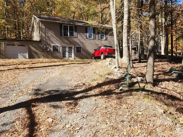 1093 Maple Lake Dr, Bushkill, PA 18324