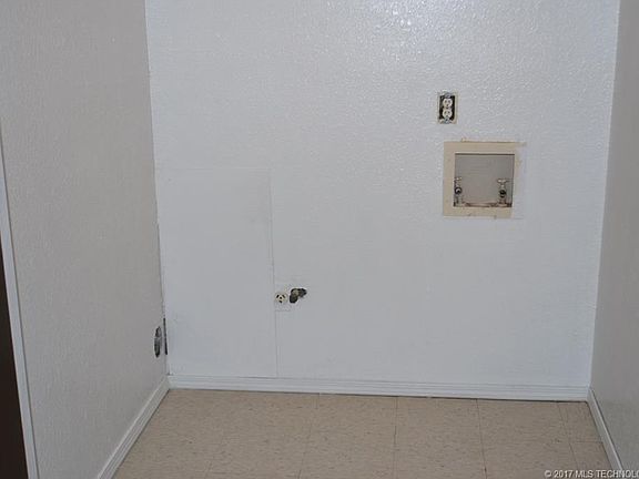 5th image of 1115 S Oak St
