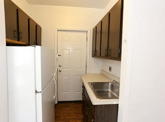2nd image of 3724 N Pine Grove Ave APT 1N