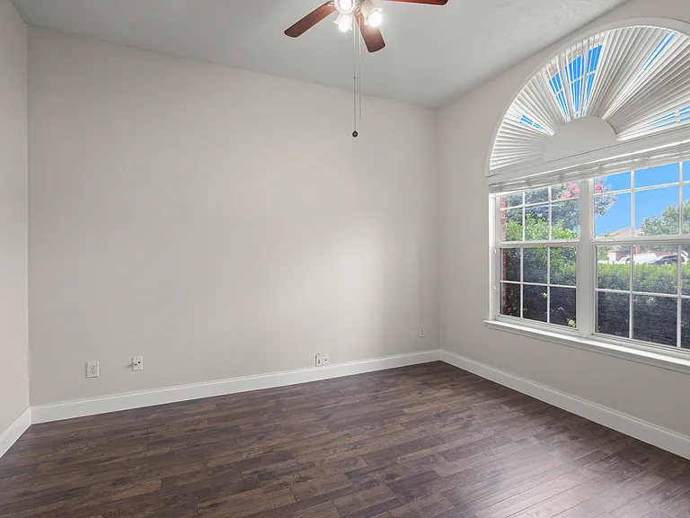 2318 Hillgrove Ct — Photo 3