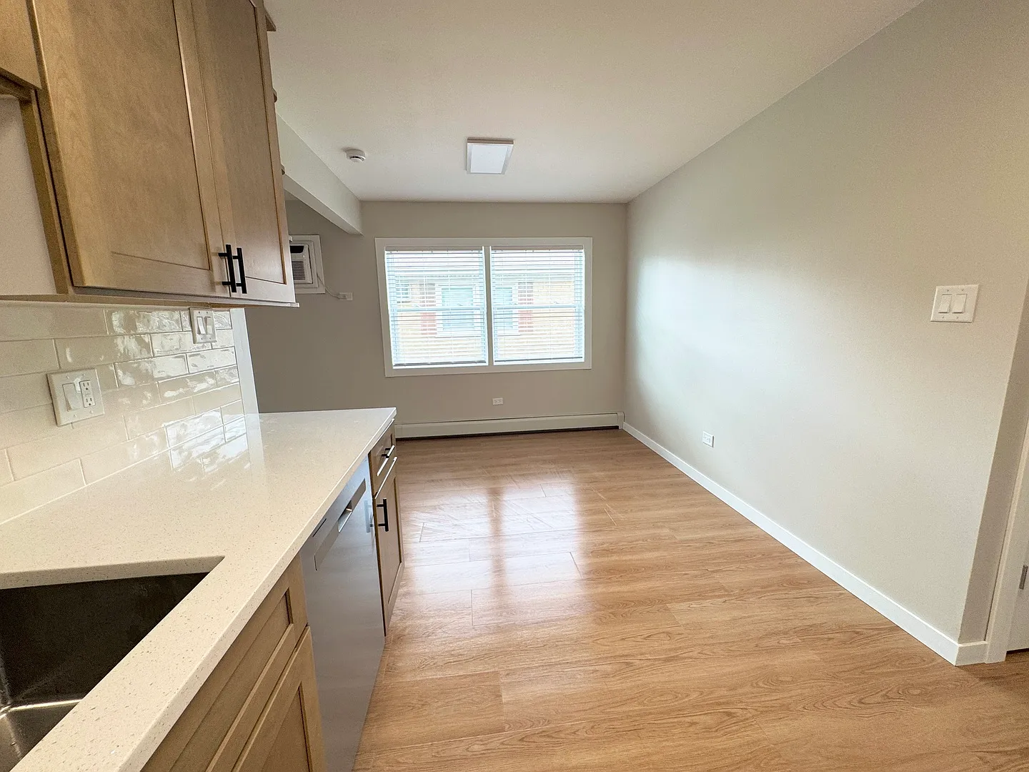 2 bed, 1000 sqft, $2,050 — Photo 3