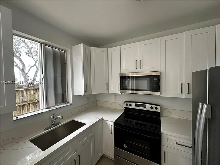 2452 SE 14th Ave #284 — Photo 2