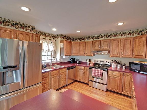 4th image of 40 Cristwood Ln