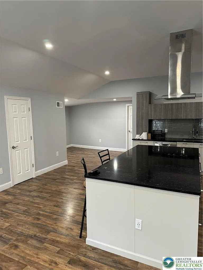 3 bed, 1.5 bath, 2335 sqft, $2,500 — Photo 4