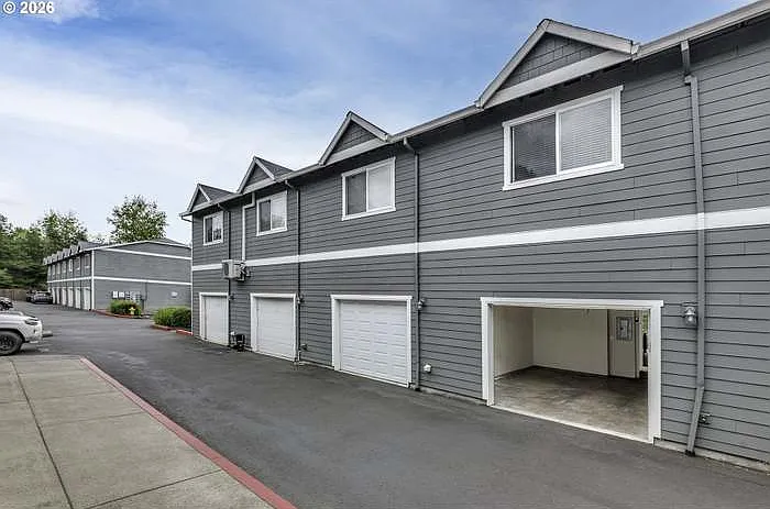 2 bed, 2.5 bath, 1120 sqft, $1,995 — Photo 2