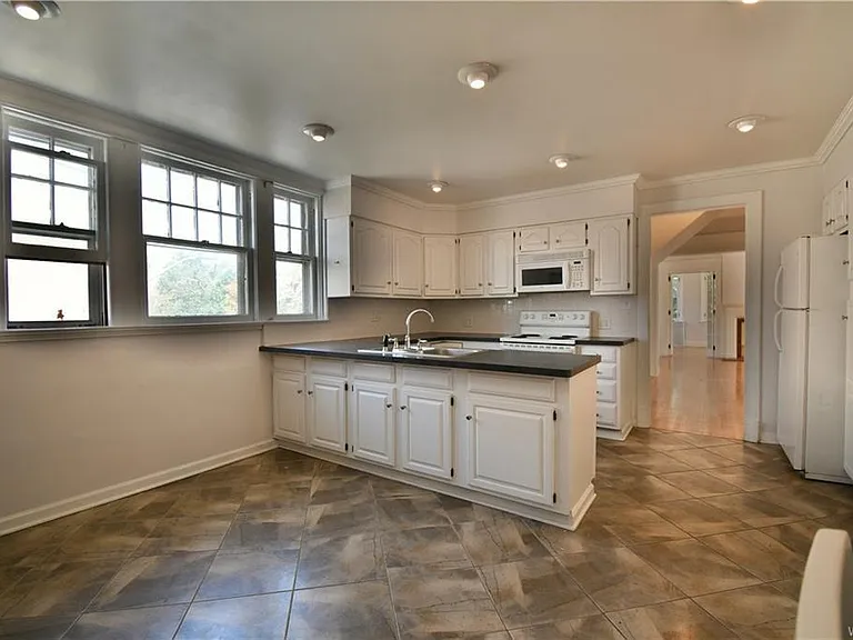 116 Linwood Ave — Photo 6