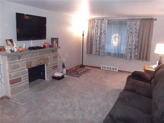 3rd image of 530 Hickory Dr