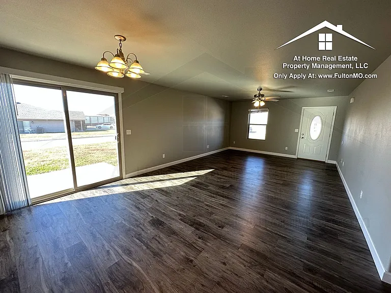 506 Commons Dr — Photo 2