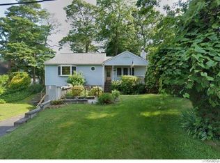 10 Flushing Rd, Sound Beach, NY 11789
