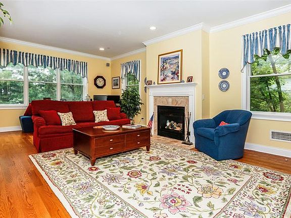 5th image of 8 Mountainview Ave